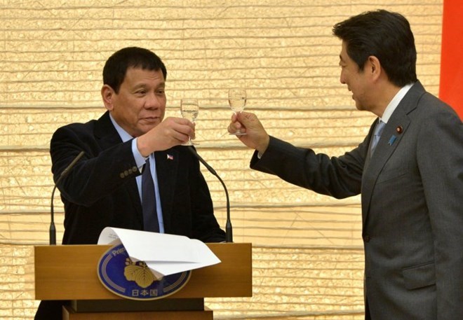 Thủ tướng Nhật Bản Shinzo Abe (trái) và Tổng thống Philippines Rodrigo Duterte (Ảnh: Reuters)