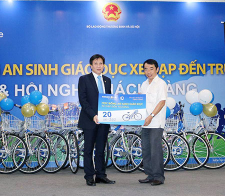 Ngân hàng Thương mại Cổ phần Công thương Việt Nam  Vietinbank đã tổ chức  trao tặng trang thiết bị 