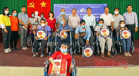 Tỉnh Hội Hậu Giang tặng 40 xe lăn, xe lắc cho người khuyết tật